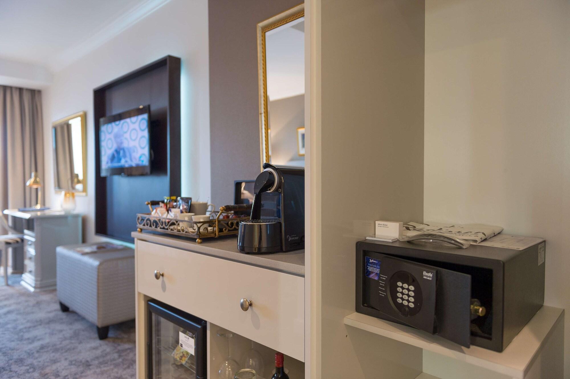 Hotel Le Vendome Cape Town Exterior photo A safe in a hotel room