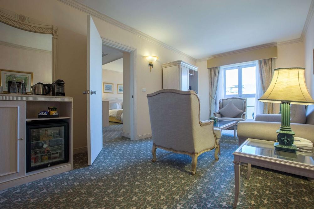 Hotel Le Vendome Cape Town Exterior photo A suite at the hotel